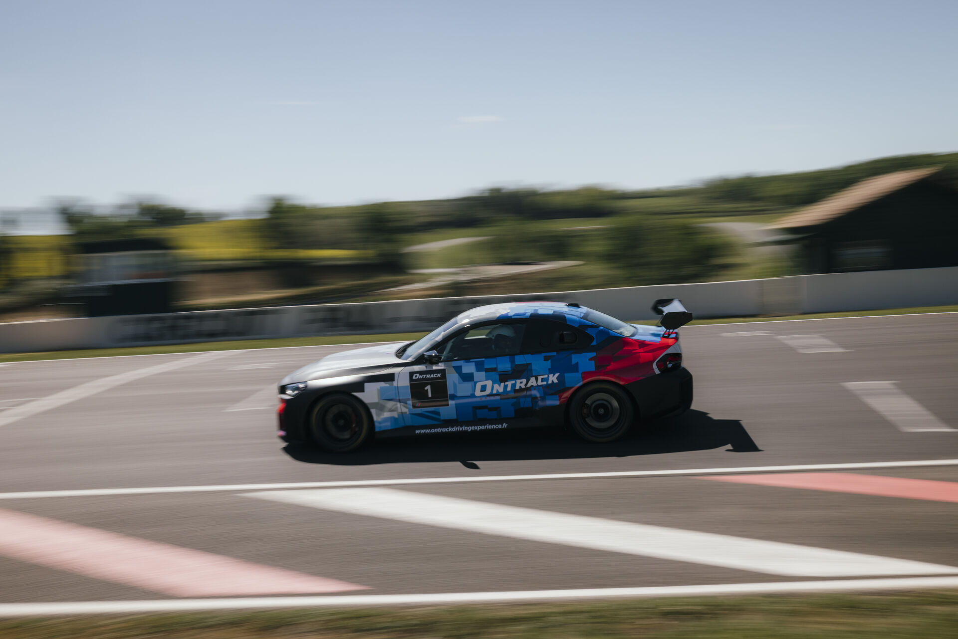 BMW M2 Racing ONTRACK en pleine vitesse sur circuit