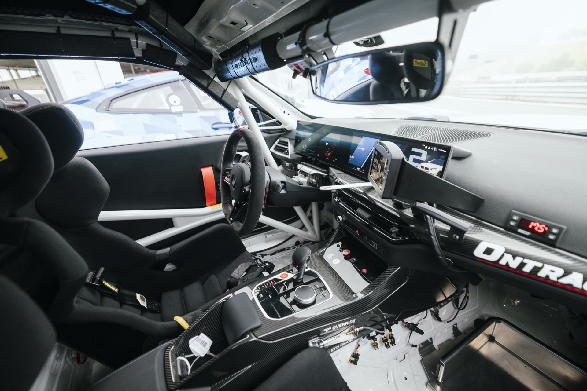 Intérieur cockpit BMW M Racing ONTRACK, volant et dashboard compétition