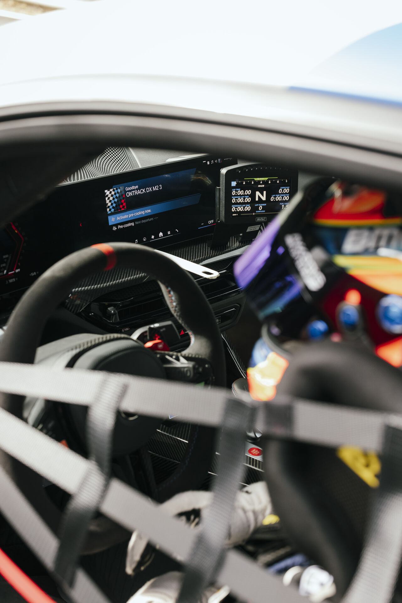 Cockpit BMW M2 Racing ONTRACK, volant et tableau de bord course