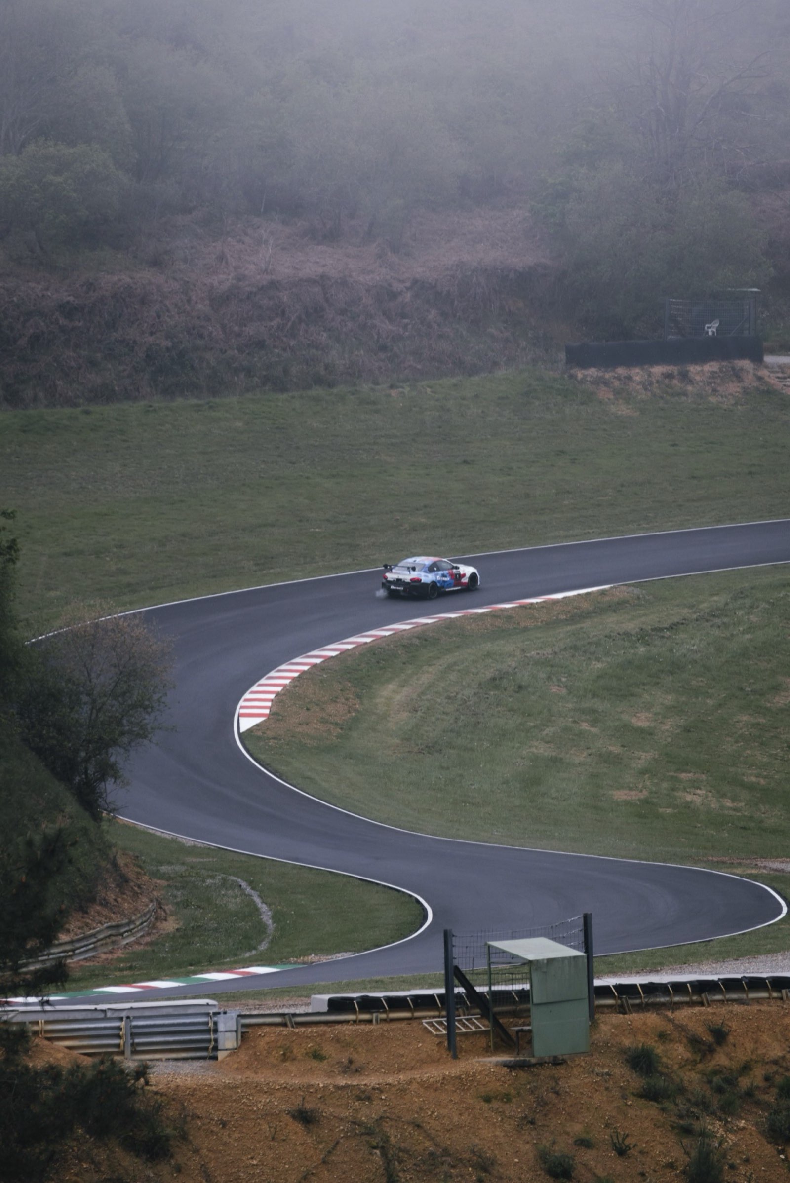 BMW M4 GT4 EVO ONTRACK dans un virage sur circuit