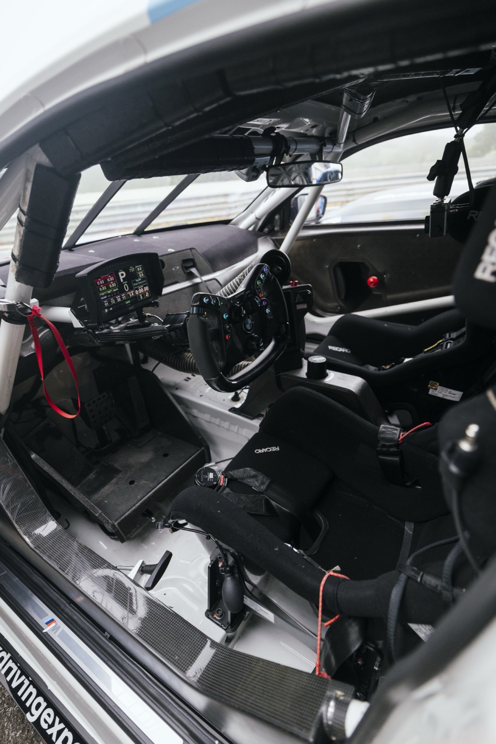 Cockpit BMW M GT4 ONTRACK : volant racing, dashboard digital, baquets Recaro